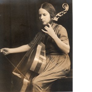 Nathalie Dolmetsch playing the bass viol